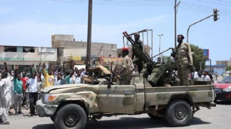 جولات في كل الاتجاهات.. قادة السودان ينشدون وساطة 5 دول لإنهاء الأزمة